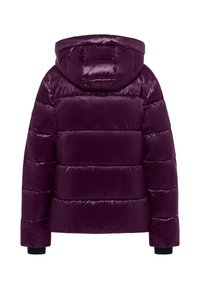Paarse pufferjack met een gewatteerd ontwerp, capuchon en zwarte manchet. Gemaakt van glanzend synthetisch materiaal met horizontale stiksels.