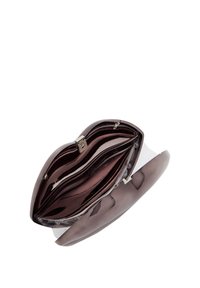 Clutch taske formet som læber, lavet af glinsende mørk burgundermateriale, med en sølvklips og teksturerede bølgede designs på overfladen.