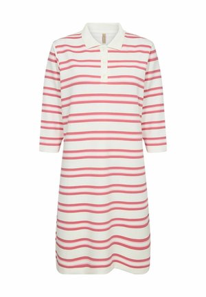 Balta polo tipo suknelė su trim ketvirčiais rankovėmis, pasižyminti horizontaliomis rožinėmis ir raudonomis juostelėmis bei sagotu apykakle.