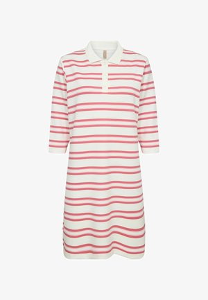 Vestido polo blanco con mangas de tres cuartos, con rayas horizontales en tonos rosa y rojo, y un cuello con tapeta abotonada.