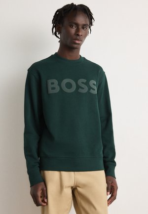 Felpa verde in misto cotone, con scollo rotondo e polsini a coste. Logo "BOSS" grigio ben visibile sul petto.