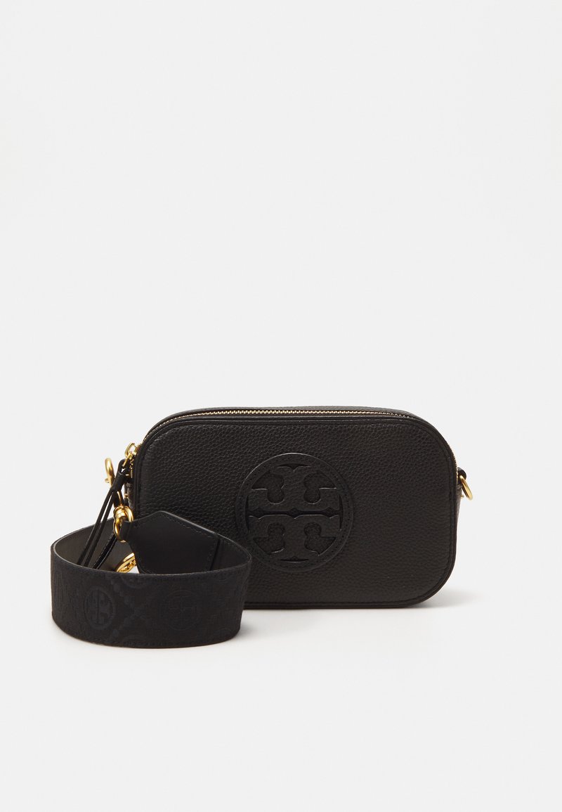 Svart läder crossbody-väska med texturerad yta, guldfärgad dragkedja och präglad logotyp. Inkluderar ett matchande axelband med mönstrad detaljering.