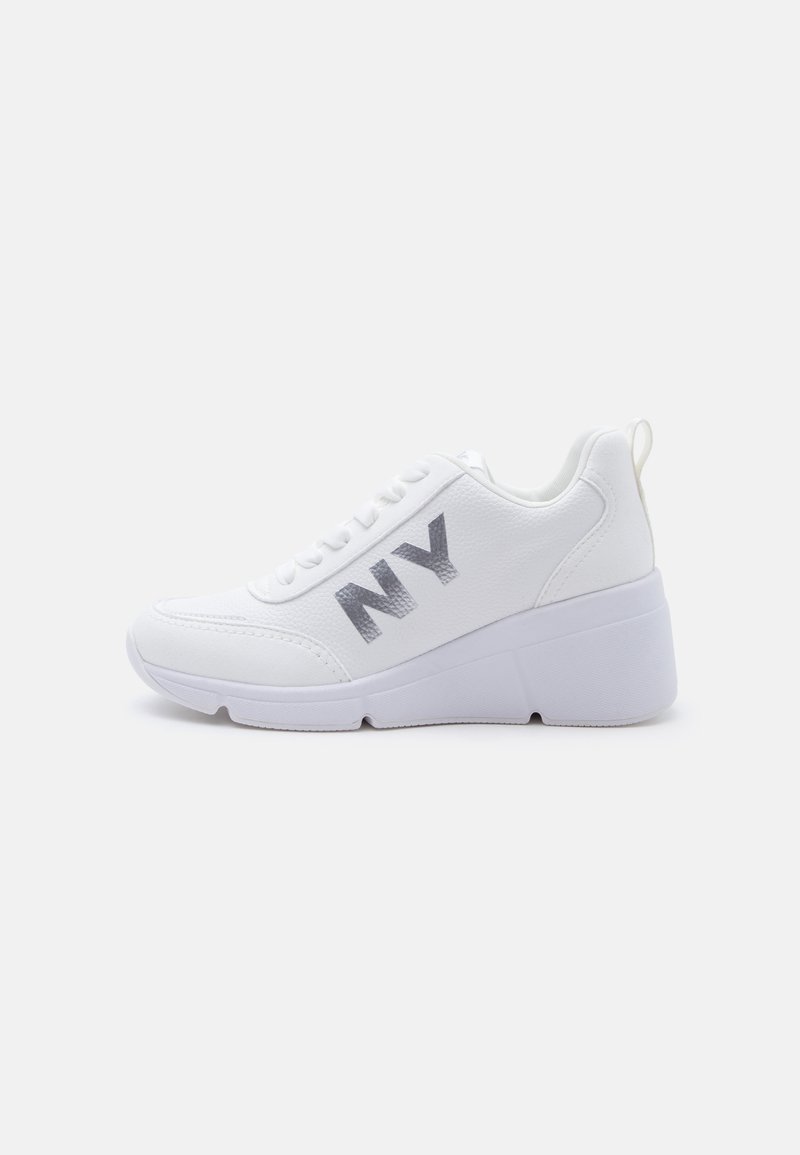 Λευκό sneaker με λευκή πλατφόρμα, με την επιγραφή "NY" σε γκρι χρώμα στο πλάι, λευκά κορδόνια και θηλιά τραβήγματος στη φτέρνα.