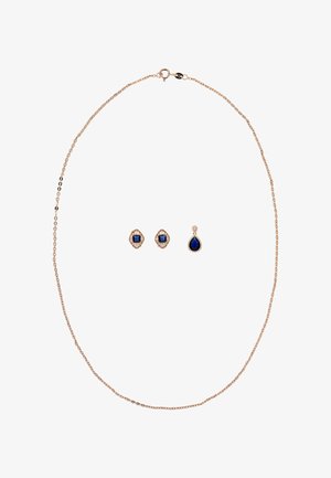 Złoty łańcuszek z dwoma niebieskimi kolczykami z kamieni szlachetnych oraz jednym pasującym niebieskim wisiorkiem w kształcie kropli zdobionym diamentami.