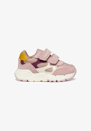 Barnets lyserøde sneaker med gule og lilla accenter, to velcrobånd og en tyk hvid sål, vist i sideprofil.