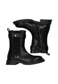 Bottines noires en cuir avec un panneau latéral élastique côtelé, une fermeture éclair sur le côté et une semelle en caoutchouc. Présente une bride avec un détail de pression en laiton.