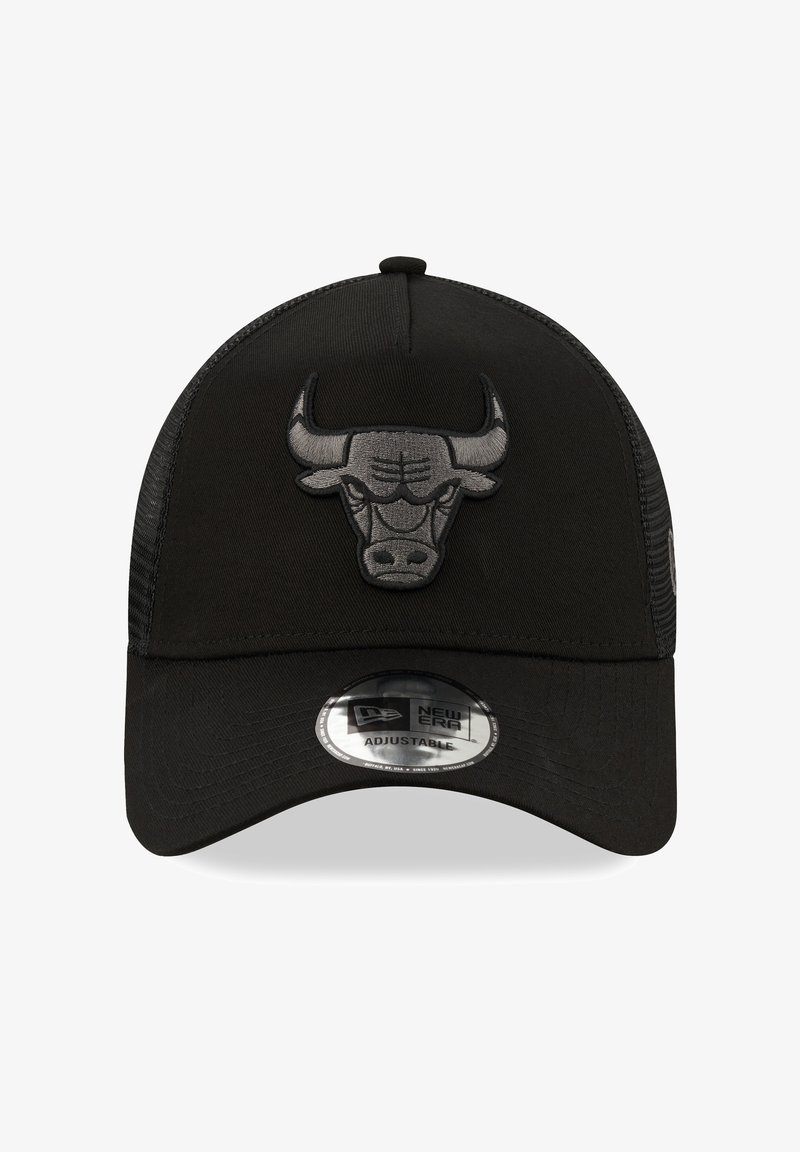 Gorra de béisbol negra ajustable con logotipo de toro gris bordado en la parte delantera y pegatina de la marca New Era en la visera.