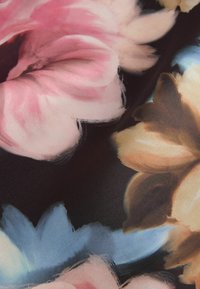 Bloemstof met grote, zachte roze, gele en blauwe bloesems op een zwarte achtergrond, met een zijdeachtige textuur en subtiele glans.