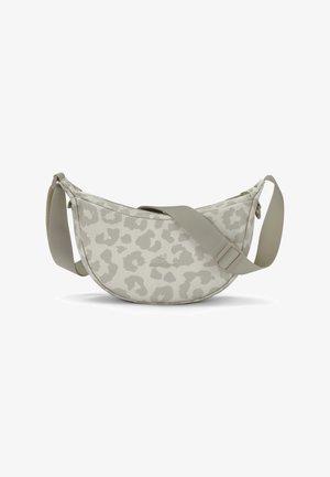 Geantă crossbody bej deschis cu curea reglabilă, formă rotunjită și model subtil cu imprimeu animalier pe material. Nicio persoană prezentă.