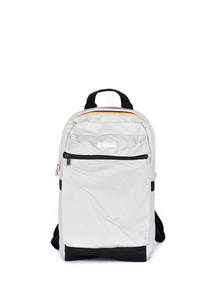 Lichtgrijze K-Way rugzak met zwarte bodem, voorvak met rits, zwart handvat en verstelbare schouderbanden.