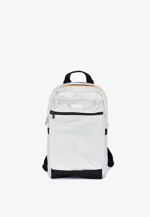 Jasnoszary plecak K-Way z czarnym spodem, przednią kieszenią na zamek, czarną rączką i regulowanymi paskami na ramiona.