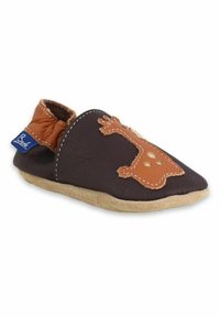 Bruine leren slipper met tan giraffe applicatie, zachte zool, elastische hiel en contrasterende stiksels. Blauwe label met "Beck" zichtbaar.