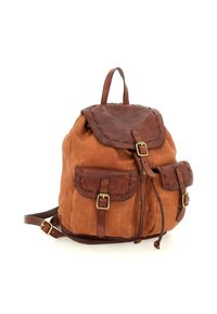 Zaino in cuoio marrone con patta marrone scuro, due tasche frontali, fibbie, chiusura con coulisse e spallacci regolabili su sfondo bianco.