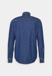 Camicia in denim blu con colletto classico, maniche lunghe e polsini a bottone. Tessuto liscio con un taglio dritto e orlo curvo.