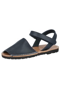 Sandalias de cuero marino con punta cerrada y parte trasera abierta, que cuentan con dos correas ajustables y una suela de goma texturizada. Detalle de costura en contraste.