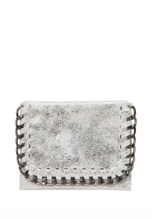 Sølvmetallic clutch med en struktureret overflade, der har en flettet kædeaccent langs kanten. Kompakt rektangulært design.