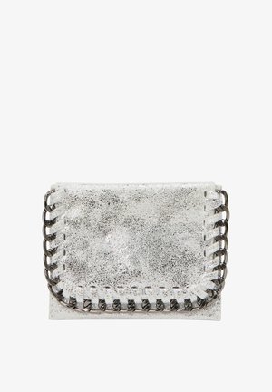 Silberne metallische Clutch mit einer strukturierten Oberfläche, die eine geflochtene Kettenakzent entlang der Kante aufweist. Kompakte rechteckige Form.