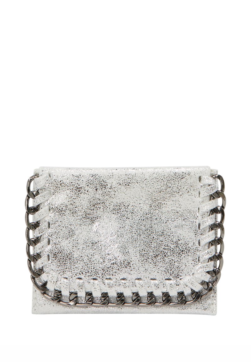 Clutch metallica argentata con superficie testurizzata, caratterizzata da un accento di catena intrecciata lungo il bordo. Design compatto e rettangolare.