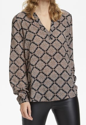 Blusa a maniche lunghe in tessuto nero con un motivo geometrico arancione e blu, con scollatura a V e polsini elasticizzati.