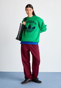 adidas Originals CREW NECK - Camisola - green/night indigo