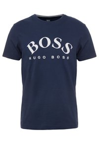 T-paita tummansinisestä puuvillasta, jossa on pyöreä kaula-aukko. Etupuolella valkoiset tekstit: "BOSS" näkyvästi "HUGO BOSS" -tekstin yläpuolella. Lyhyet hihat.