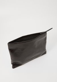 Borsetta in pelle nera con texture liscia, forma rettangolare e chiusura a zip. Caratterizzata da una leggera lucentezza e da un fondo piatto per garantire stabilità.