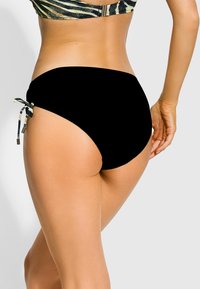 Czarne bikini o wysokim stanie z regulowanymi bocznymi troczkami, gładką fakturą i bez widocznych wzorów czy logo.