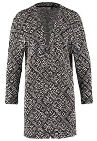 Czarny i biały kardigan w wzory, wykonany z teksturowanej dzianiny, o luźnym kroju, głębokim dekolcie w serek i długich rękawach.