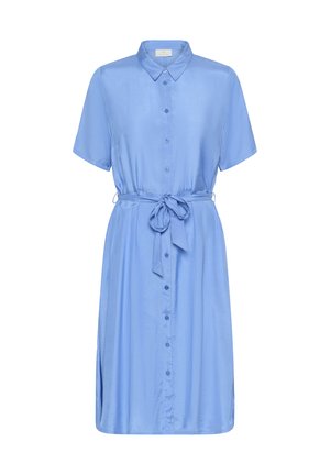 Gaiši zils pogkrekli griezuma kleita ar īsām piedurknēm, jostu viduklī un sānu šķēlumiem, izgatavota no gludas auduma ar mīkstu spīdumu.