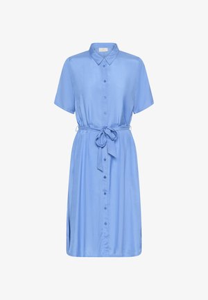 Gaiši zils pogkrekli griezuma kleita ar īsām piedurknēm, jostu viduklī un sānu šķēlumiem, izgatavota no gludas auduma ar mīkstu spīdumu.