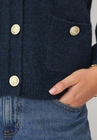 Ellos Collection MIT LANGEN PUFFÄRMELN - Strickjacke - marine