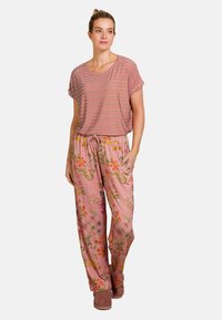 Gestreiftes Kurzarmoberteil mit Rundhalsausschnitt, kombiniert mit rosa Blümchenhosen. Das Material scheint leicht zu sein; entspannte Passform.
