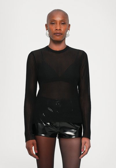 Haut à manches longues noir avec des rayures verticales, en matériau transparent, associé à un short noir avec un effet brillant. Présente une silhouette ajustée.