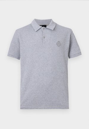 Siva polo majica z kratkimi rokavi iz teksturirane tkanine, z dvema gumboma na ovratniku in majhnim vezenim emblemom na levi strani prsnega koša.