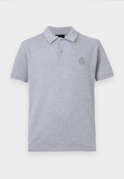 Γκρι πόλο μπλουζάκι με κοντά μανίκια και υφή στο ύφασμα, δύο κουμπιά στον γιακά και ένα μικρό κεντητό έμβλημα στο αριστερό στήθος.