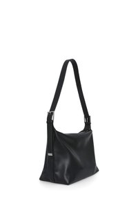 Sac à épaule en cuir noir avec une texture douce, au design décontracté, une bandoulière réglable et des accents en métal argenté.