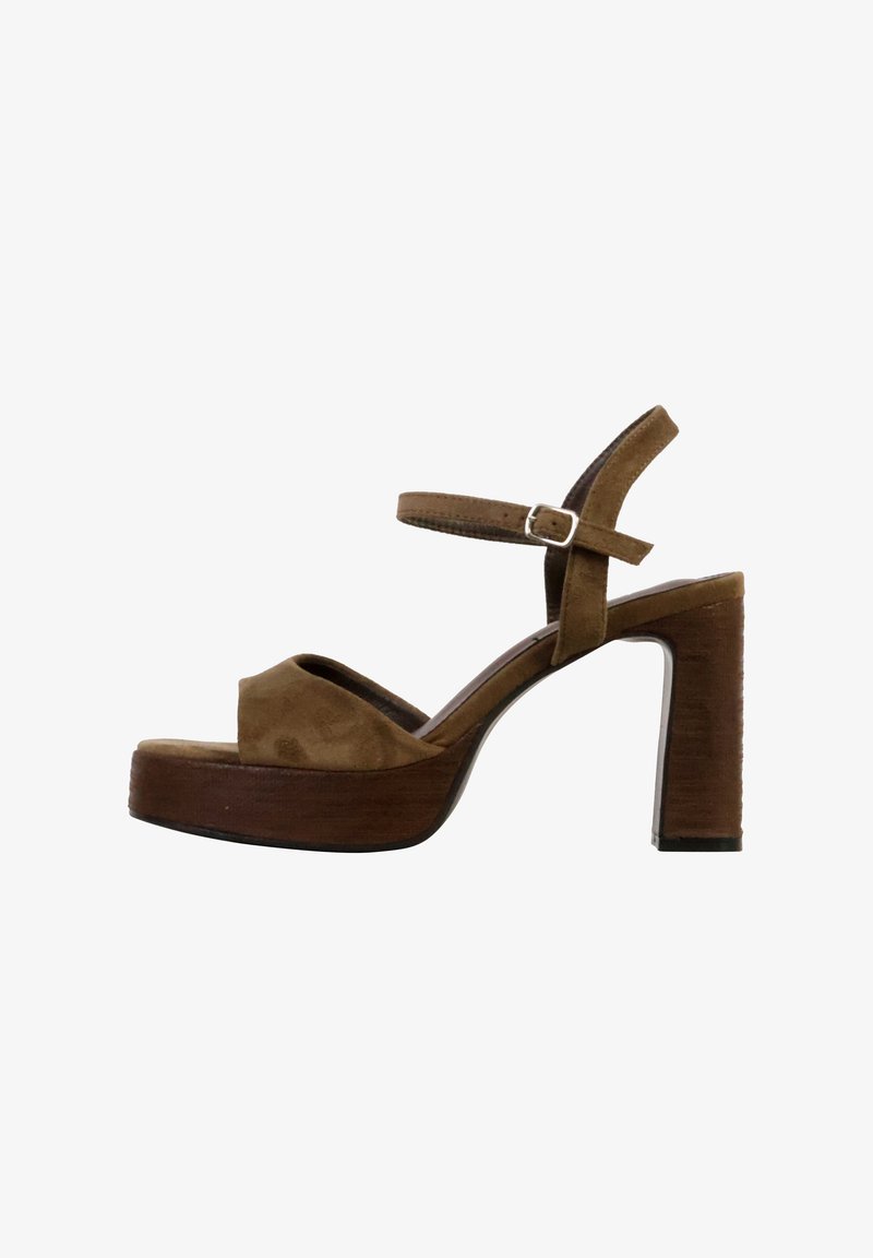 Sandale à plateforme en daim marron avec bout ouvert, bride à la cheville, boucle argentée et talon bloc en bois épais vue de côté.