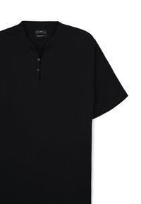 Schwarzes Kurzarmshirt mit rundem Ausschnitt, Knopfleiste mit drei Knöpfen und strukturiertem Stoff. Reguläre Passform, leichtes Material.