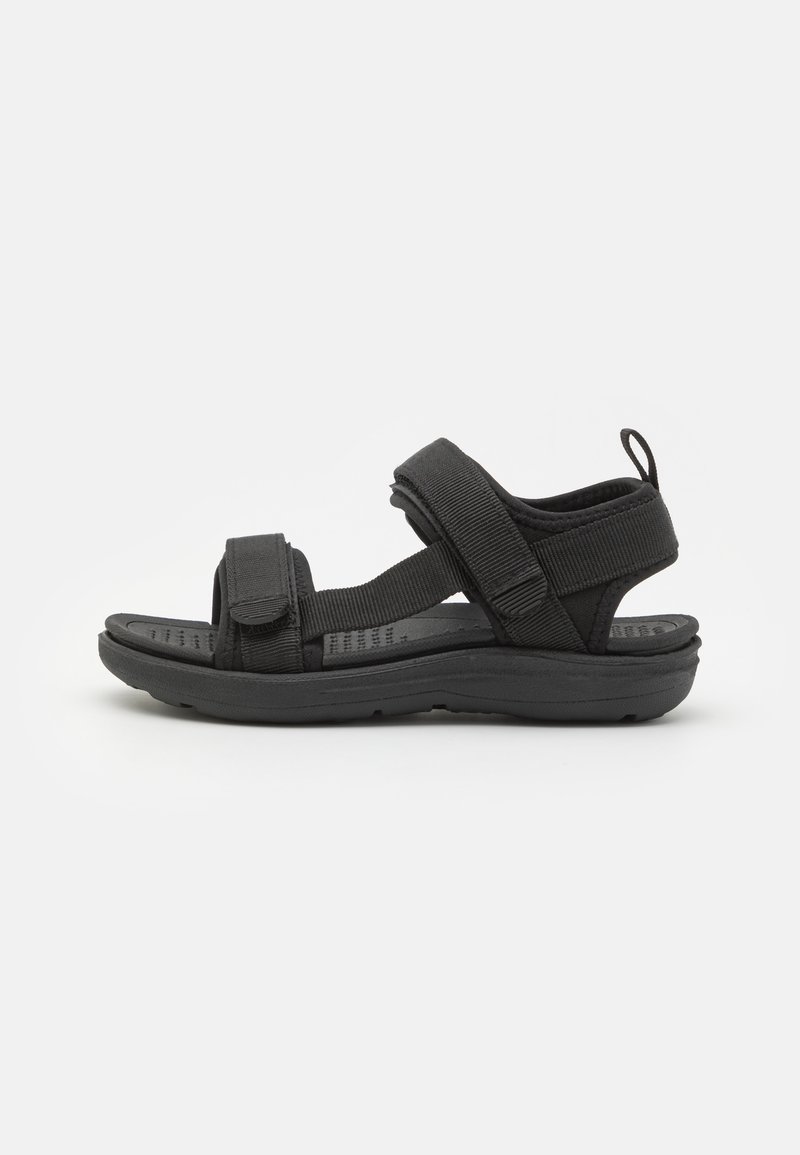 Svart sandal med justerbara remmar, en strukturerad sula och en vadderad fotbädd för komfort. Lätt design med hållbara material.