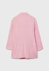 Vaaleanpunainen pitkähiha blazeri, jossa on viisto kaulus ja takatuuletus, esillä tasaisella vaaleanharmaalla taustalla.