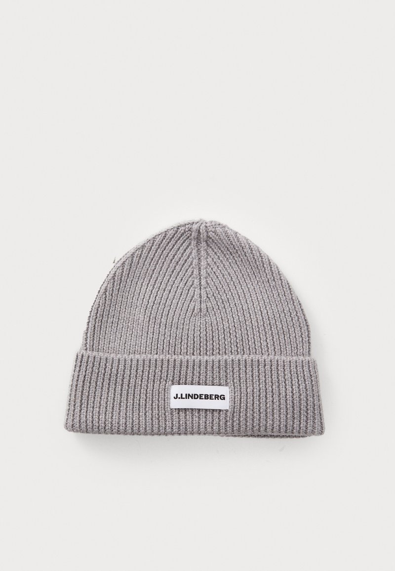 Berretto grigio lavorato a maglia con texture a coste, risvolto piegato e un'etichetta rettangolare bianca che mostra "J.LINDEBERG." Design compatto e strutturato.