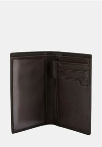 Portefeuille en cuir marron avec une finition texturée, comportant plusieurs emplacements pour cartes, une poche zippée et une doublure intérieure lisse.