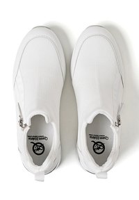 Scarpe slip-on bianche con tomaia testurizzata, dotate di una cerniera laterale, punta arrotondata e suola in gomma. L'interno presenta una stampa con il logo.