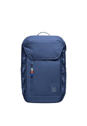 Blå rektangulær rygsæk med en forlommelomme med lynlås og stofløkker på siderne, mærket "GOT BAG" i nederste højre hjørne.