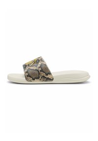 Sandal med en beige og sort slangeskindsmønster på stroppen, der har en blød hvid sål og tekstureret fodbund for komfort.