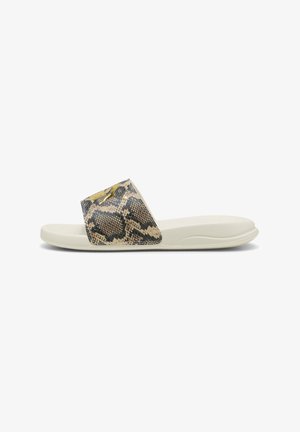 Sandal med en beige og sort slangeskindsmønster på stroppen, der har en blød hvid sål og tekstureret fodbund for komfort.