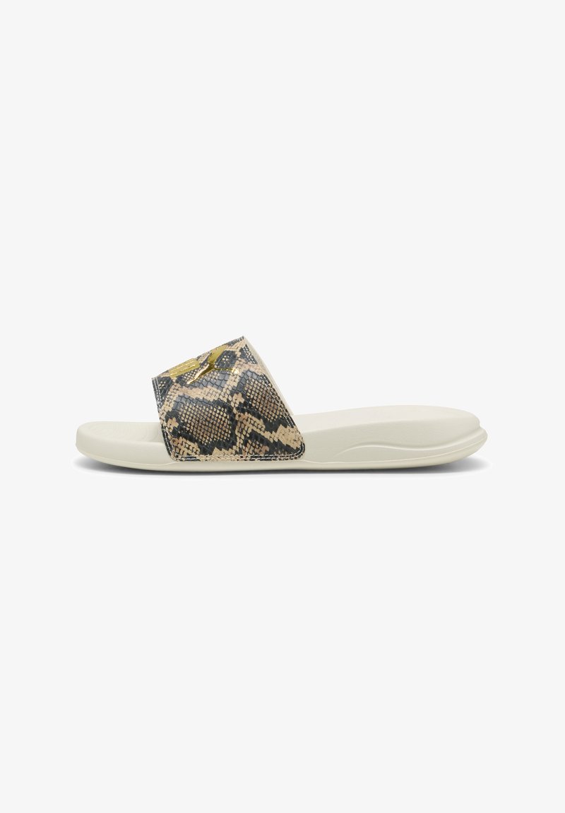 Sandalia tipo slide con un estampado de serpiente en beige y negro en la tira, que presenta una suela blanca suave y una plantilla texturizada para mayor comodidad.