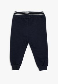 Navy Jogginghosen aus weichem Baumwollmix, mit einem gerippten Bund mit weißen Streifen, elastischen Bündchen und einer glatten Textur.