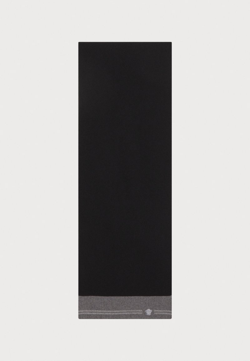 Juoda rankšluostis su subtilia pilka detalė apačioje. Lygi tekstūra ir paprastas dizainas, maždaug stačiakampio formos.