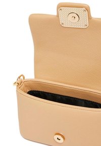 Borsa a mano in pelle tan con hardware dorato. Interno con foderatura nera e chiusura magnetica. Forma rettangolare compatta con texture liscia.